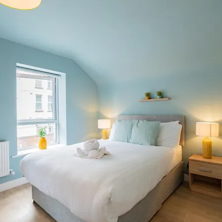 Holiday home The Large Group House -sleeps 21 *