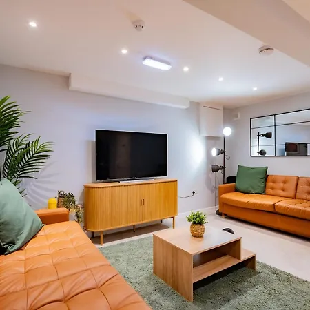 Holiday home The Large Group House -sleeps 21 *