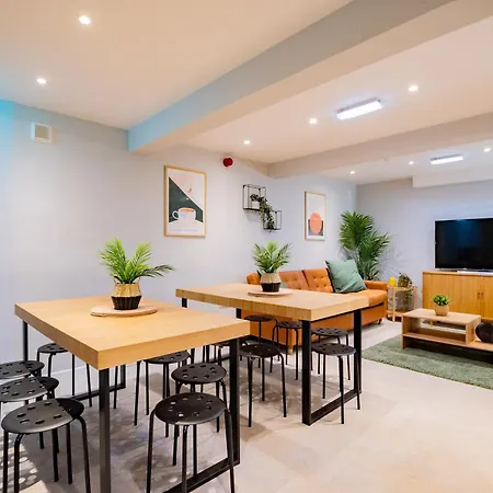 The Large Group House -sleeps 21 * Dublin