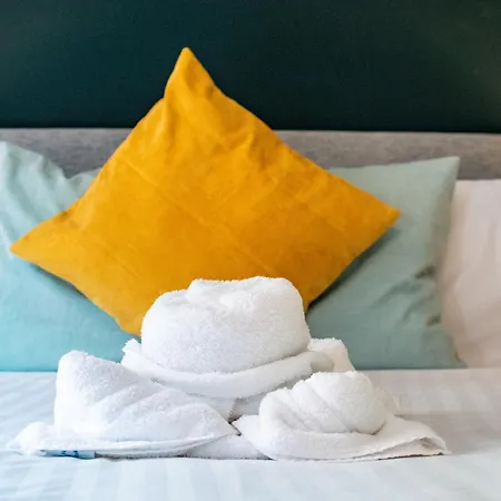 The Large Group House In Dublin, Sleeps 16 * 더블린