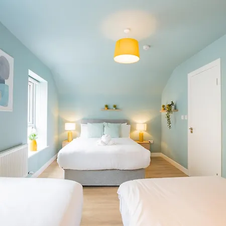 The Large Group House In Dublin, Sleeps 16 펜션 *