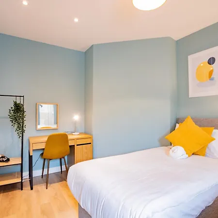 The Large Group House In Dublin, Sleeps 16