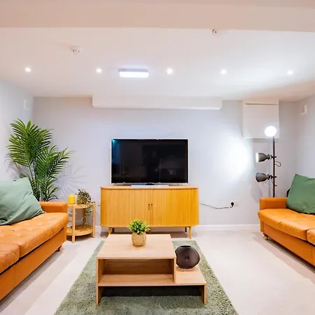 The Large Group House In Dublin, Sleeps 16 펜션 *