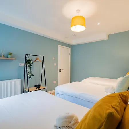 펜션 The Large Group House In Dublin, Sleeps 16