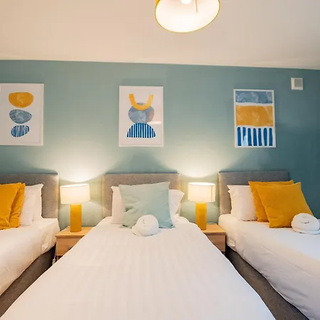 The Large Group House In Dublin, Sleeps 16 Ferienhaus *